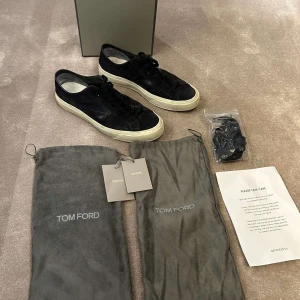 Tom Ford skor  - säljer dessa snygga Tom Ford skor då dom inte används. Skick 8/10. Inte använda allt för mycket. Box dustbags osv tillkommer. Storlek 9 vilket motsvarar drygt 43! Bara höra av sig vid frågor!