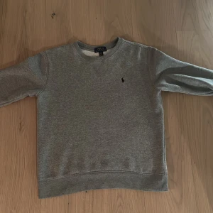 Ralph lauren sweatshirt - Säljer denna Ralph lauren sweatshirten som är i fint skick | tröjan är i storlek 14-16 vilket motsvarar xs | hör av dig vid minsta fråga | priset kan diskuteras vid snabb affär!