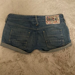 Lowrise shorts Replay - Skitsnygga shorts från replay, skulle uppskatta till en storlek 25 ungefär🩵