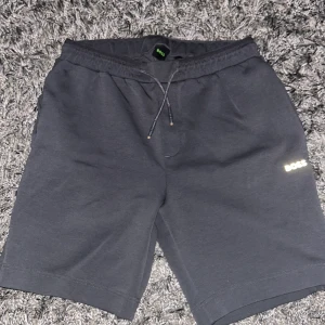 Svarta shorts från Boss - Boss shorts storlek L köpta på Urban modern för över 1000 kr men säljer för 400 perfekt inför sommaren, knappt använda