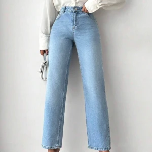 jeans - Snygga ljusblå jeans med hög midja och rak passform. Knappt använda.