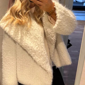 Vårjacka - Vit vårjacka/teddyjacka superfin!!