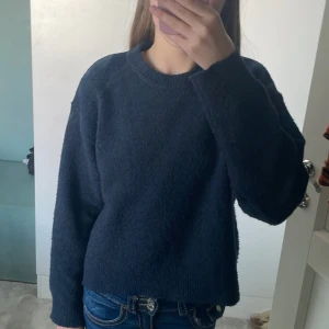 Mörkblå stickad tröja från Gina Tricot - Säljer en stickad mörkblå tröja från Gina Tricot(Gina Young). I storlek 146/152. Har använts men funkar normalt 💙