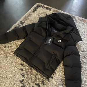 HELT NY Trapstar Jacka ( All Black Edition) - Hej! Som ni ser så säljer jag min trapstar jacka som är då i bästa skicken. Då jag inte har använt den en enda gång. Har bara hängt i garderoben o inget annat!  Som ni ser på bilderna är jackan helt ren och väldigt fluffig!   OBS: på bild 4 ser ni att ena delen av storlekslappen är lös, men det går att fixa lätt genom att sy tillbaka den!🤗  Prutat o Klart! 