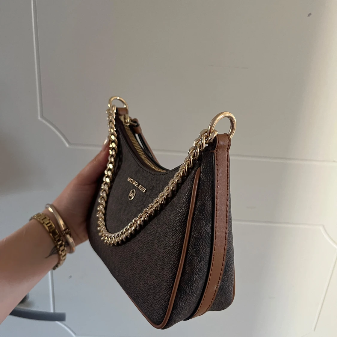 Brun axelväska från Michael Kors - 1