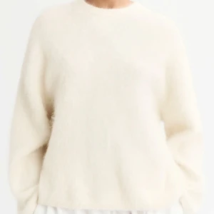 Vit fluffig tröja i Mohair H&M  - Populära slutsålda vita mohair & ull tröjan från H&M storlek XS. Pris kan diskuteras vid snabb affär. 