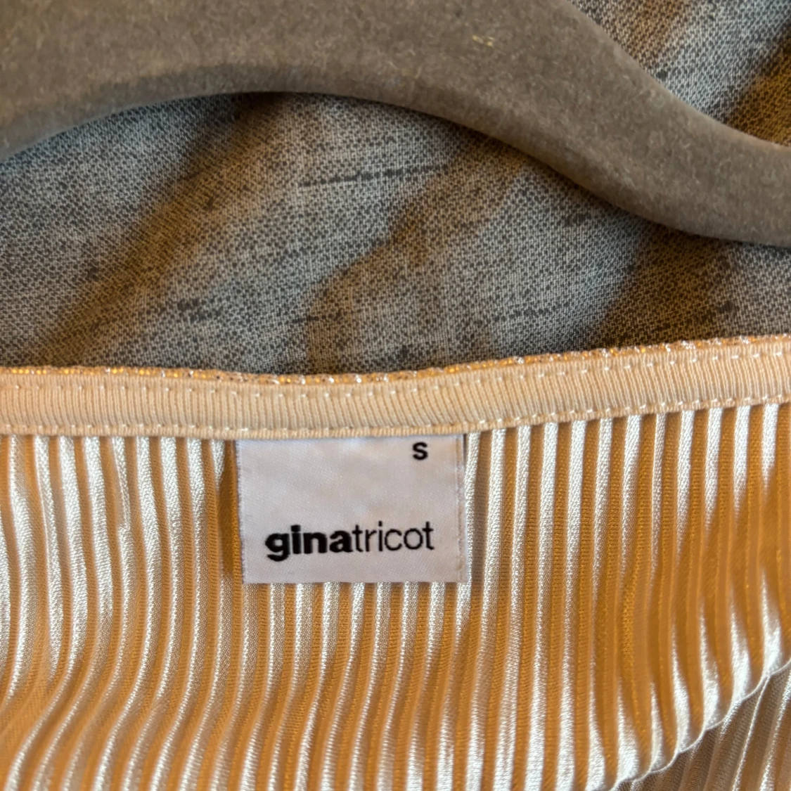 Glittrig beige omlottopp från Gina Tricot - 2