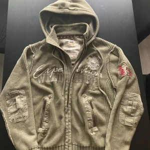 Snygg Camp David Tröja - Jävligt tjock och snygg Camp David tröja i fint skick. Det är bara att skriva om funderingar!