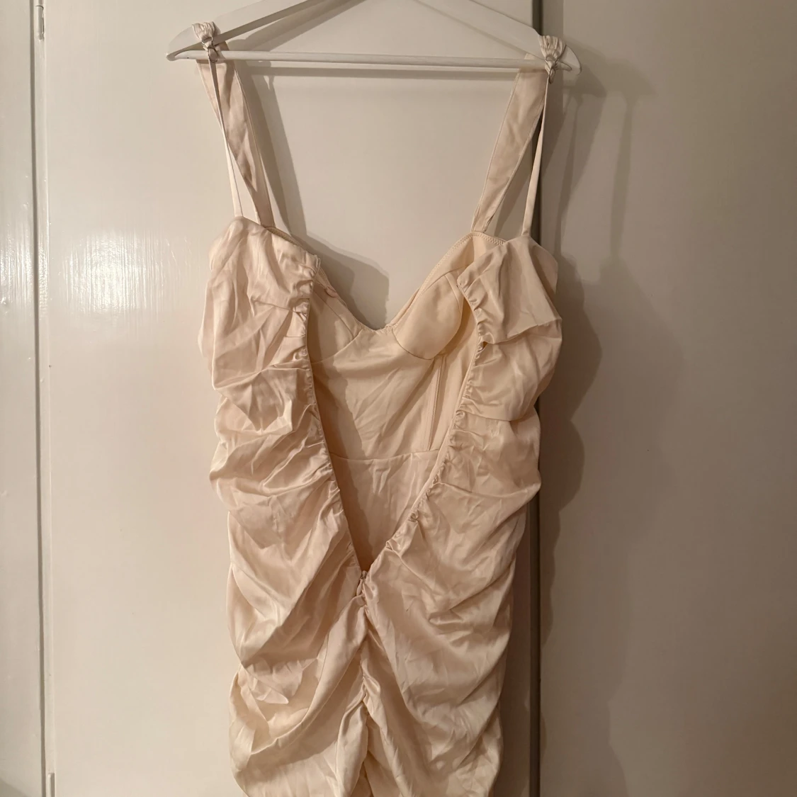 Champagnefärgad klänning från Oh Polly - 3