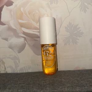 Brazilian Crush Cheirosa 62 - En doftspray från Sol de Janeiro med en härlig doft av pistage och saltad karamell. Används ett par gånger sparsamt. Köptes för 299kr. (90ml)