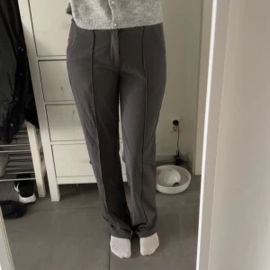 Grå kostymbyxor extra tall - Ljusgråa kostymbyxor i extra tall från madlady. Är 178 cm och de släpar i golvet