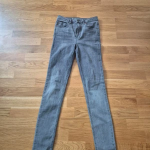 Grå skinny jeans - Snygga grå skinny jeans med en klassisk femficksdesign. De har en smal passform och är perfekta för en stilren look. Passar bra till både sneakers och kängor.