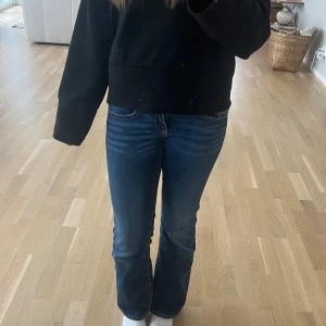 Mörk blåa bootcut jeans - Mörk blå jeans från Gina Young med bootcut-stil. 