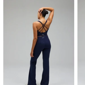 Mörkblå yoga pants - Säljer dessa bootcut yoga pants från exercere i färgen navy. De är otroligt sköna och sitter väldigt snyggt. Nypris är ca 950kr. De är i modellen short men är perfekta för mig som är 165 cm lång, även med skor på. 