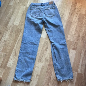 Blå jeans från Perfect Jeans - Säljer ett par klassiska blå jeans från Ginatricot, midwaist. De har en rak passform och är tillverkade i slitstarkt denim. Jeansen har en knappgylf och femficksdesign. Perfekta för en avslappnad stil.