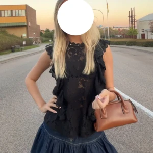 Svart spetsblus - Säljer denna as snygga svarta spetstoppen som inte säljs längre från bikbok. Köpte den för cirka ett halvår sen för 450kr men säljer för 300kr, toppen har inga defekter.💕