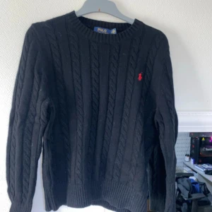 Svart stickad tröja från Ralph Lauren - Mycket bra skick, storlek S skulle passa xs också.