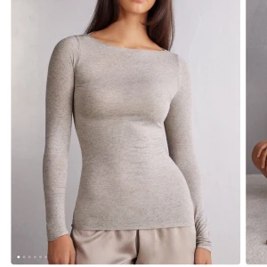 Populära intimissimi tröjan - Säljer min intimissimi tröja som jag fick i julklapp, helt ny med prislappen kvar! Säljer den då jag inte använder den💕skriv om du vill ha fler bilder! PRIS GÅR ATT DISKUTERA 