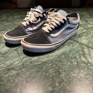 Vans Old Skool - Säljer mina Vans Old Skool sneakers då de inte längre kommer till användning. De är sparsamt använda och med lite kärlek kan de se helt nya ut. Kontakta gärna i Dm om du har några frågor!😁