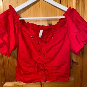 Röd tröja + Vit klänning  - Röd topp + vit klänning 