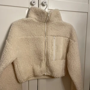 Beige teddyjacka med dragkedja - Mysig beige teddyjacka med dragkedja och hög krage. Använd 1 gång säljer då den inte kommer till användning🤍