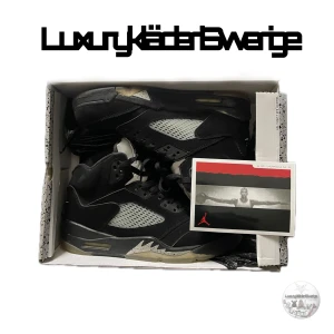 Jordan 5 Retro Black Metallic - säg ditt pris och vi kommer att diskutera  !!Säljer ett par Jordan 5 Retro Black Metallic från 2016. Skorna har en snygg svart färg med metalliska detaljer och klassisk snörning. Perfekta för sneakerheads som vill ha en ikonisk stil.slitna men i utmärkt skick, jag tycker att detta är ett mycket bra pris för detta par