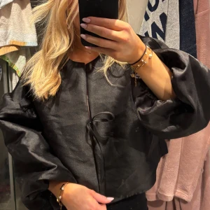 Blus - Jättefin blus/kofta med puffärmar, säljer då den inte kommer till användning❤️❤️