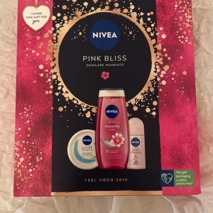 NIVEA Pink Bliss Skincare Moments - Nivea packet med nivea soft cream, Nivea waterlily & oil shower gel och nivea peal&beauty anti-perspirant deo. Helt ny oöppnad!