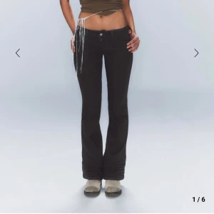 Svarta bootcut byxor - Snygga svarta bootcut byxor med låg midja från weekday. Helt nya säljer eftersom jag beställde för liten storlek. Nypris 399