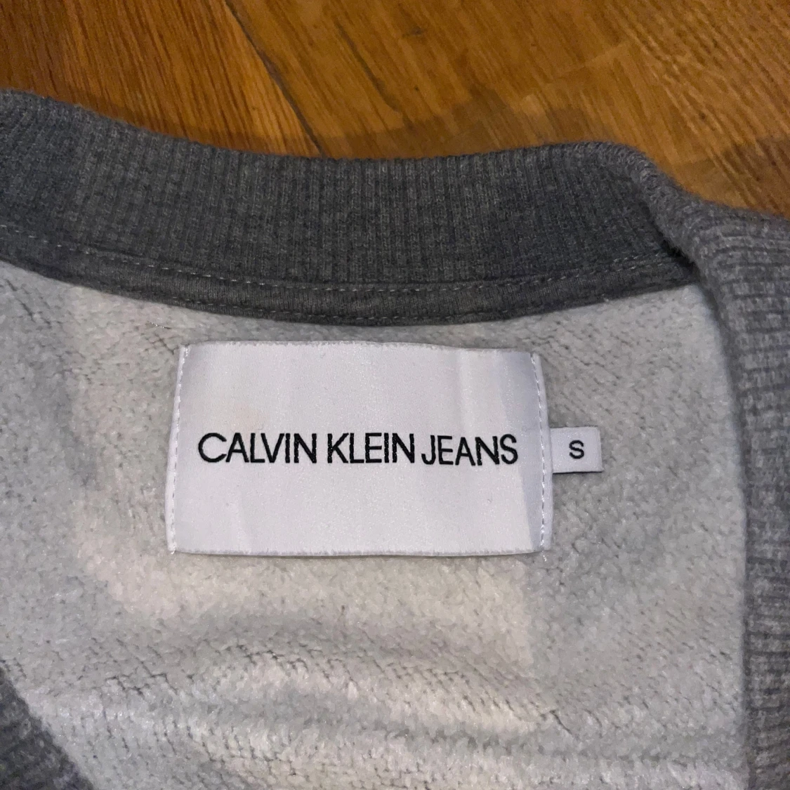 Grå sweatshirt från Calvin Klein Jeans - 3