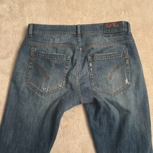 Blå jeans från dondup  - Snygga blå jeans från dondup i skinny fit. De har en klassisk femficksdesign och slitna detaljer för en trendig look. Perfekta för en avslappnad stil.