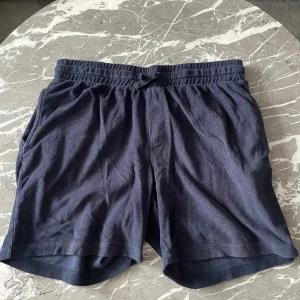 Frotté shorts  - Snygga shorts i frotté material. De är i använt skick men fortfarande i bra skick. De är perfekt till varma dagar och våren som snart kommer. Vid några funderingar är det bara att höra av dig.   MVH Stockholm Wardrobe 😄