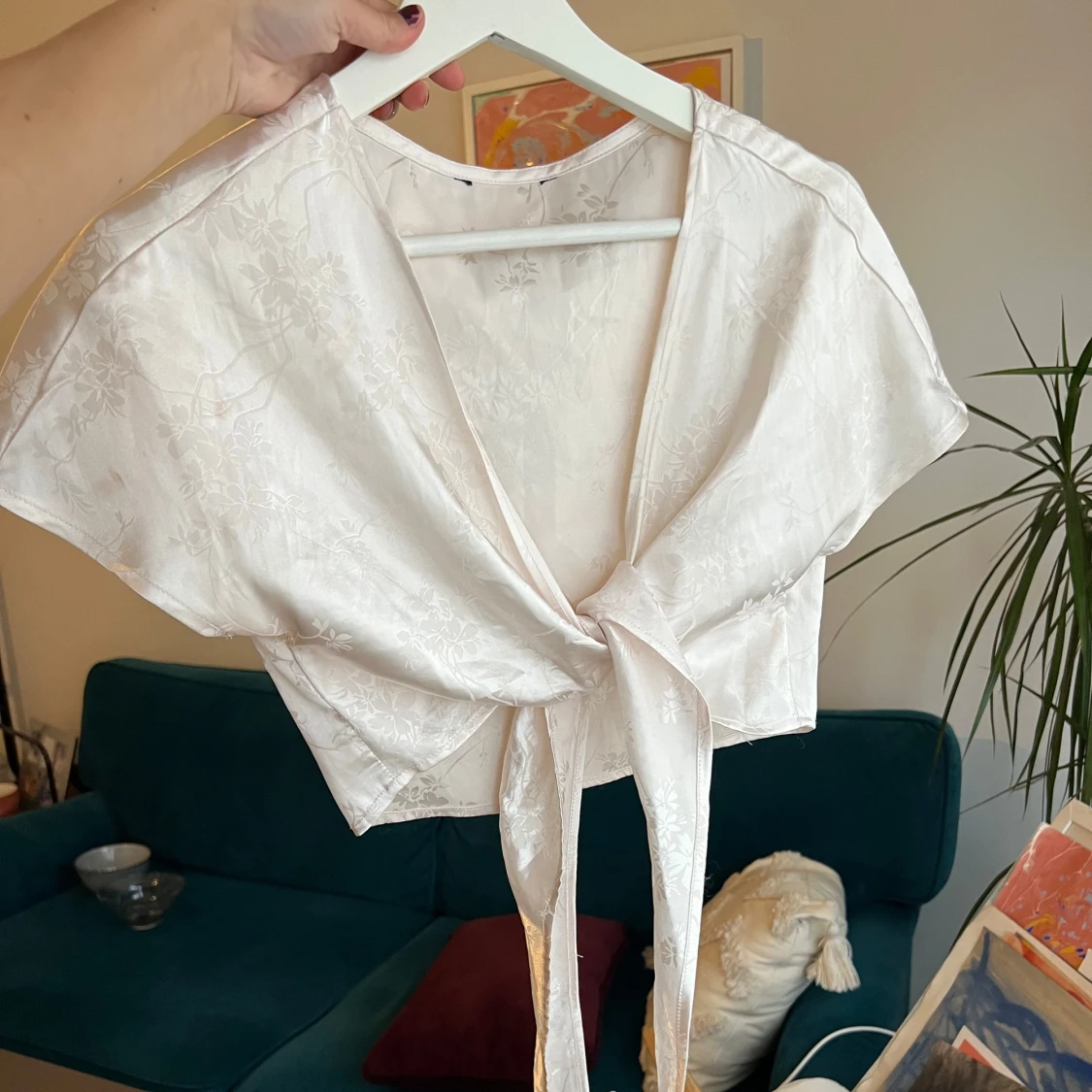 Vit blommig knytblus - 1