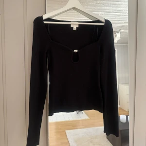 Hm tröja  - Säljer denna svarta tröjan från hm, fint skick🫶🏼