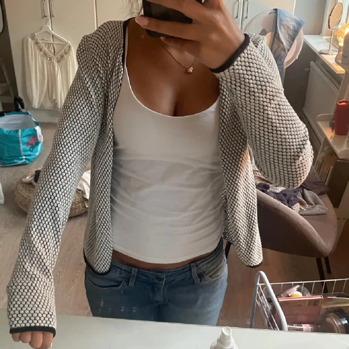 Vit och svart mönstrad kofta