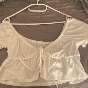 Vit kortärmad blus med knyt - Funkar för de som har strl xs, s 💕