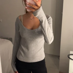 Grå långärmad tröja  - Säljer en långärmad grå tröja som jag köpte för ett tag sen från brandy, säljer då den inte kommer till användning längre. Skriv vid frågor eller för fler bilder!💕💕
