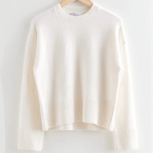 Vit stickad tröja från & Other Stories - Säljer en stilren vit stickad tröja från & Other Stories. Tröjan är använd ett par fåtal gånger men ser helt ny ut!