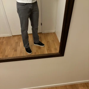 Grå jeans - Grå jeans straight leg