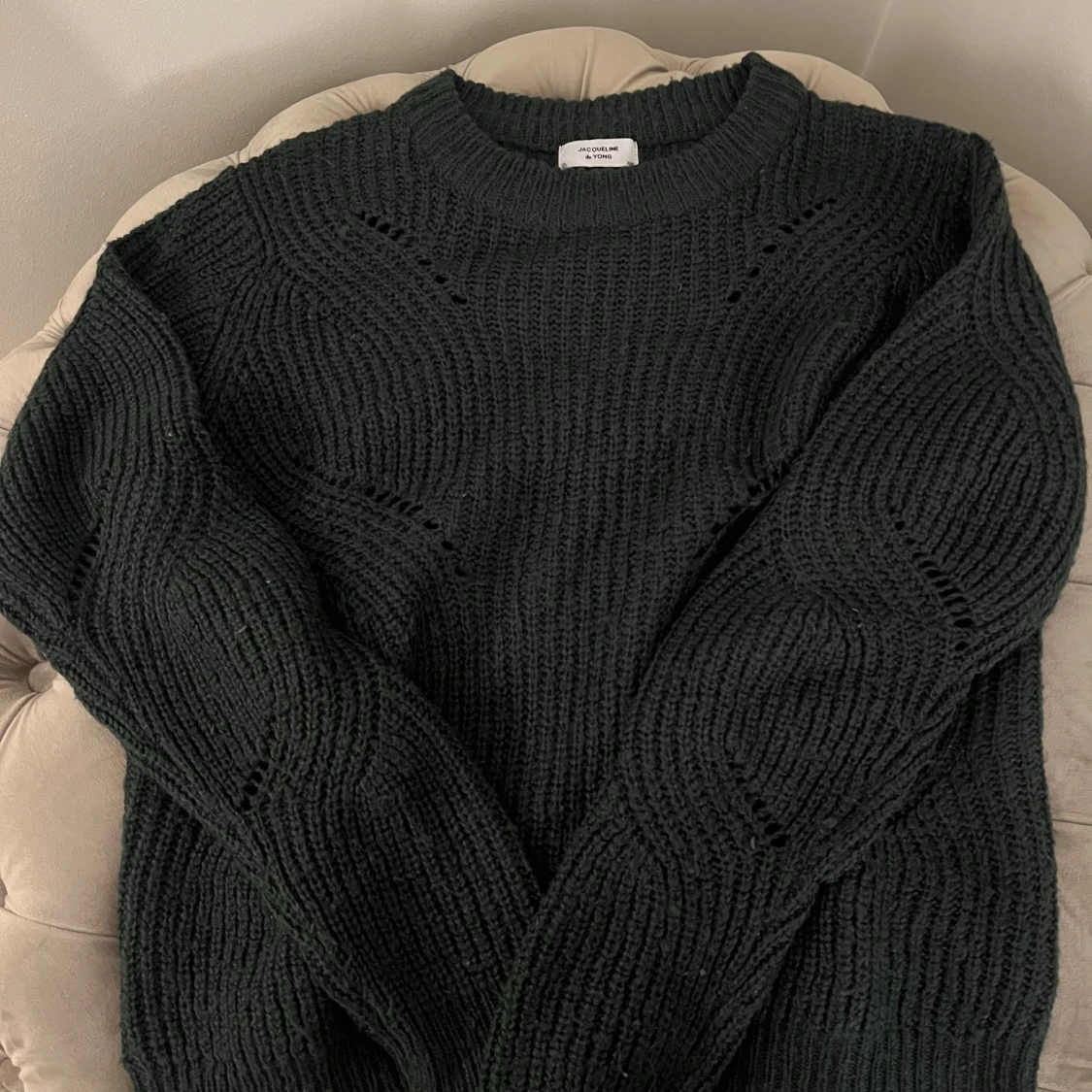 Mörkgrön stickad tröja från Jacqueline de Yong