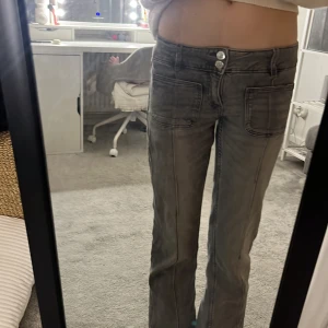 Snygga grå bootcut jeans från Gina Tricot  - Snygga grå jeans från Gina Tricot med bootcut-stil. I storlek 158, knappt använda super bra skick!👍🥰