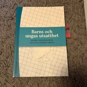Barns och ungas utsatthet - Boken 'Barns och ungas utsatthet' av Björn Johansson och Åsa Källström handlar om våld och kränkningar i barns och ungas relationer. Den diskuterar olika former av utsatthet och erbjuder insikter för att förstå och hantera dessa situationer.