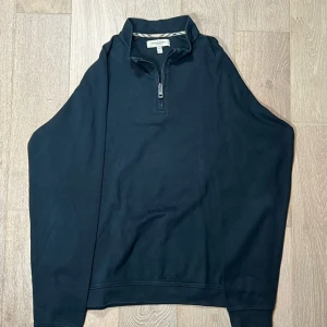 Burberry halv zip - En stilren halv zip från Burberry för en perfekt look. I storlek large man passar medium. Kontakta om intresse!