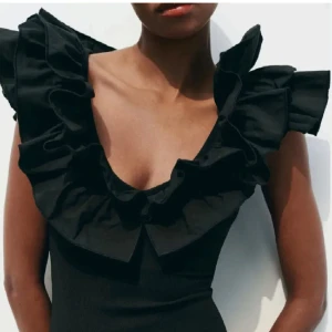 Svart volangbody från Zara - Säljer svart body från Zara med volangdetaljer runt den djupa v-ringningen. Storlek M passar bra på mig som har S vanligtvis.💘