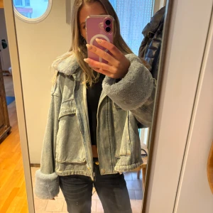 Jeansjacka från bohoo  - Säljer denna jacka från bohoo! Super snygg och perfekt till våren. Den är i väldigt bra skick förutom att en knapp vid ena kragen är borta(se bild 3) inget som märks när man har den på sig dock.