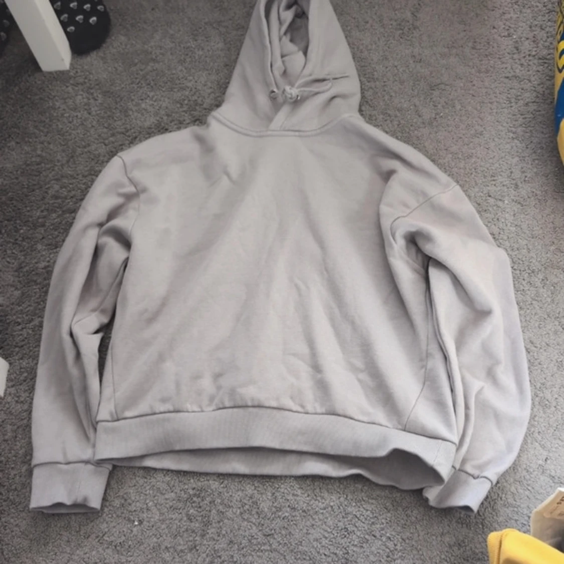 Grå hoodie