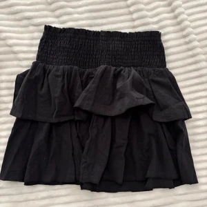 Svart volangkjol - Aldrig använt 