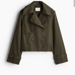 Olivgrön trenchcoat - Snygg olivgrön trenchcoat med dubbelknäppning och klassisk krage. Använd fåtal gånger. SLUTSÅLD 😁