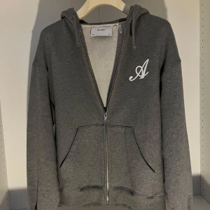 Axel Arigato kofta  - Kom med pris. Säljer en grå kofta från Axel Arigato i M men passar L med. Helt ny använd 1 gång. Nypris 2600kr.