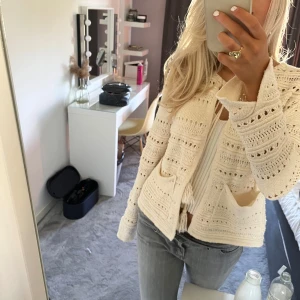 Såååå fin kofta - Superfin kofta med små hål i💞💞💖💖💖💖